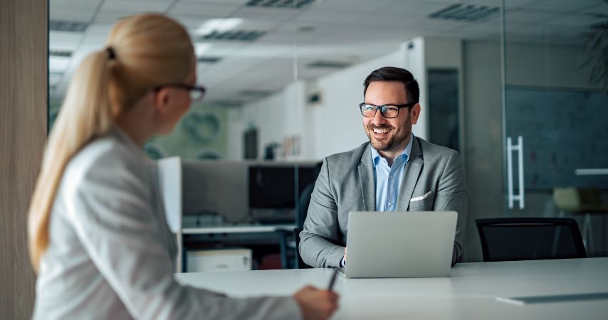 Homem e mulher rindo no escritório