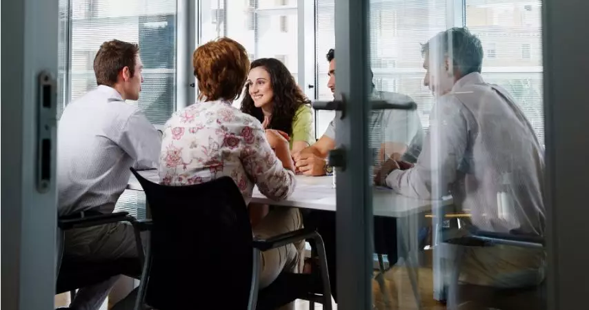 Reunião de negócios com um grupo de pessoas