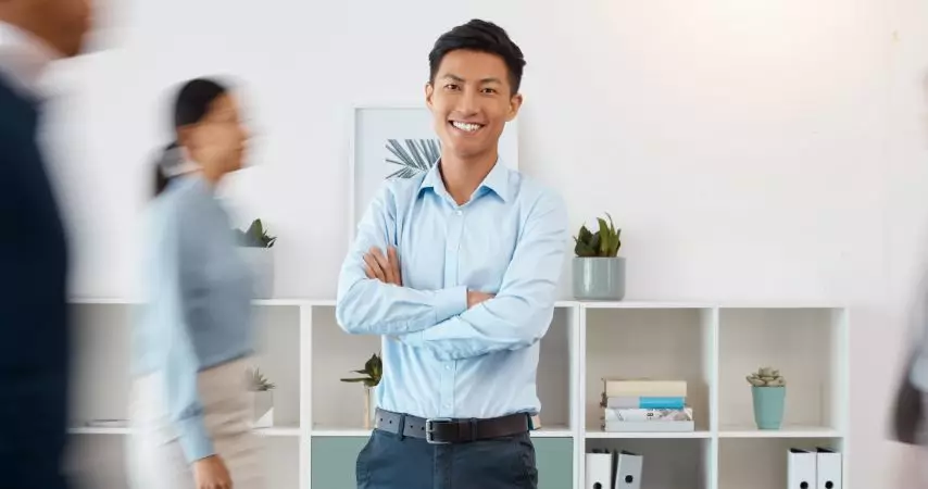 Homem sorrindo para a câmera 