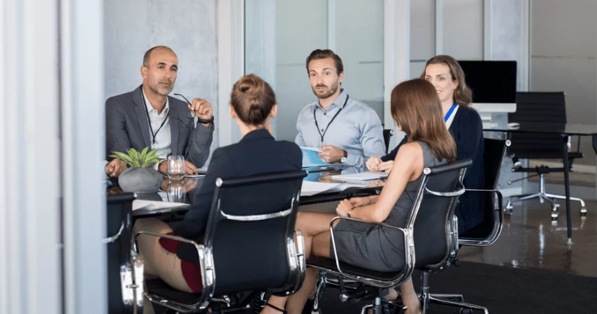 Grupo de profisisonais realizando uma reunião empresarial.